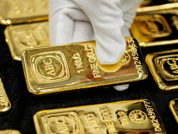 Gold set for seventh weekly gain as U.S. shutdown clouds rate path