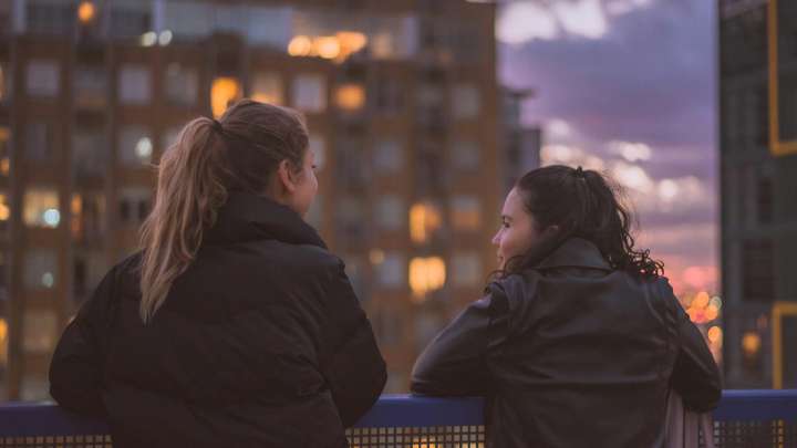 Socializar puede alargar tu vida. ¿Qué significa esto para los introvertidos?