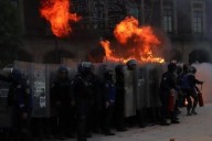 Permanecen hospitalizados 16 policías tras protestas