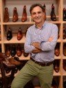 Sandro Albaladejo, director de Carmina Shoemaker, los mocasines de los pijos en los 80: "Cada par se trabaja durante semanas y pasa por más de 60 manos expertas"