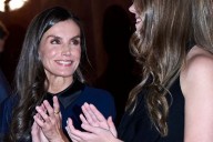 La reina Letizia combina el top de fiesta más bonito con el pantalón que todas tenemos: su primer (y elegantísimo) look de los Premios Princesa de Asturias