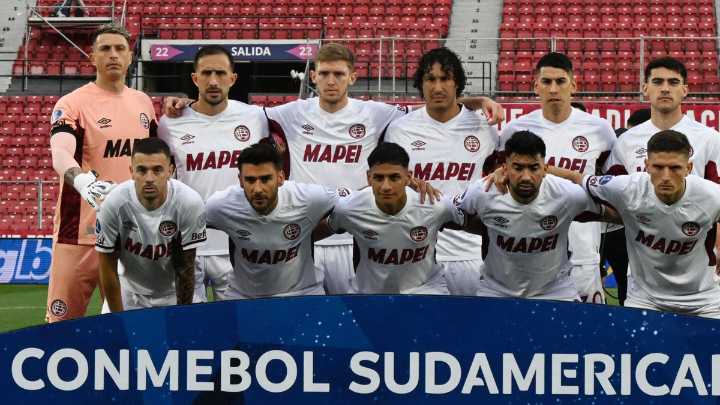 Sigue la violencia en la Copa Sudamericana: hinchas de Universidad de Chile apedrean bus de Lanús antes de la semifinal