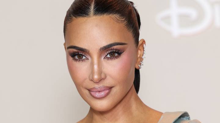 Tearful Kim Kardashian reveals brain aneurysm diagnosis