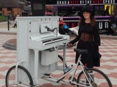 "Piano Bike Girl": la artista callejera que recorre las calles con un particular vehículo