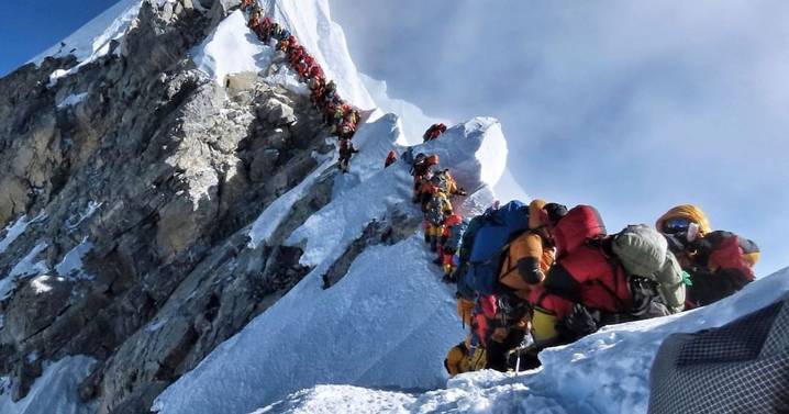 Tormenta de nieve obliga a rescate de 200 excursionistas en el Everest; algunos sufrieron hiportemia leve