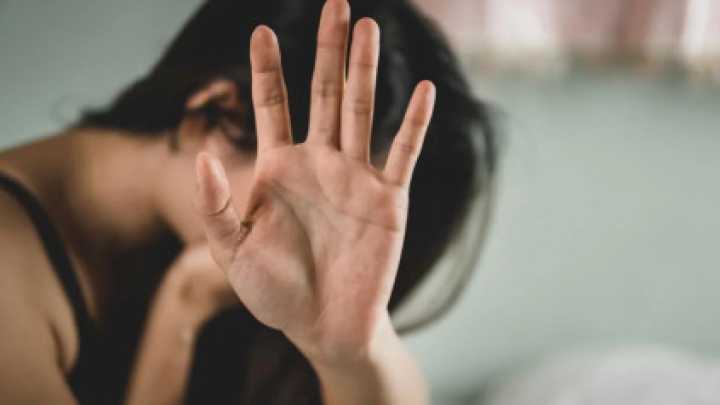 Detienen a un hombre en Tomelloso por intentar estrangular a su pareja y zarandear a su bebé