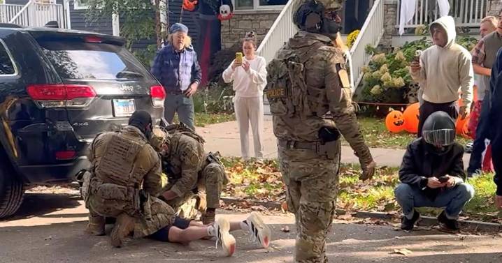 Border Patrol agents under fire for allegedly disrupting children's Halloween parade in Chicago