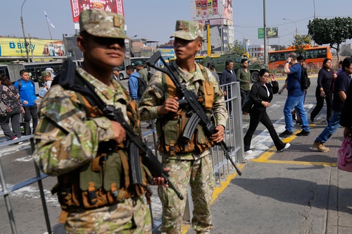 Perú inicia emergencia para enfrentar el crimen con militares en calles y restricción de protestas