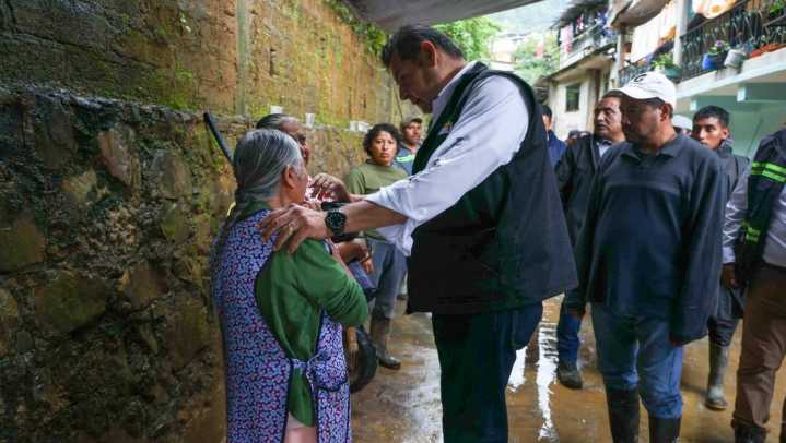 Gobierno promete reposición de viviendas a afectados por lluvias en Puebla