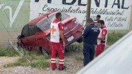 Vehículo pierde el control y se impacta contra una barda en Delicias