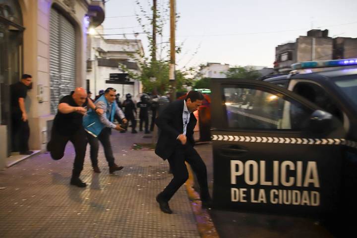 Crisis terminal. San Lorenzo, en llamas: los hinchas echaron a Moretti, que se fue de Boedo en un patrullero