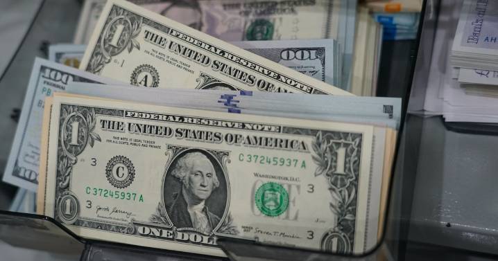 Gobierno argentino vende dólares por quinto día consecutivo para sostener el peso