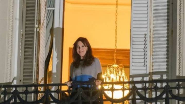 Cristina Kirchner saludó desde el balcón tras conocerse la condena a Sabag Montiel y Uriarte