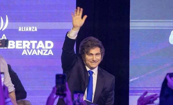 Tras el triunfo libertario, Milei piensa en relanzar el Gobierno y asegura que "lo peor ya pasó"