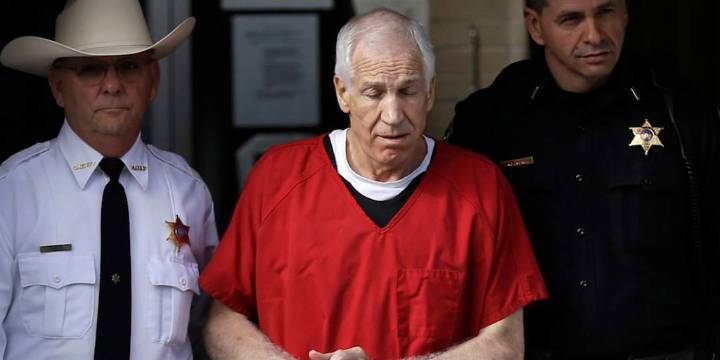 Un mentor admirado, una fundación y un secreto devastador: la caída tardía de un técnico de fútbol americano por abuso sexual