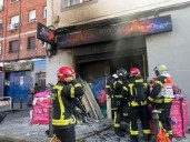 Un incendio en un local en obras de Usera provoca una densa humareda sin dejar heridos