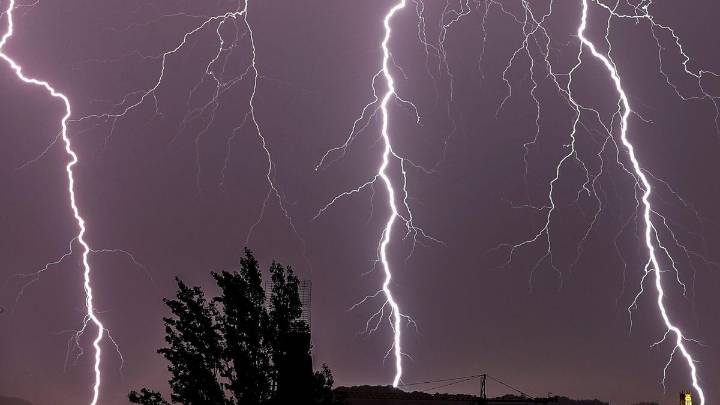 Varias comarcas extremeñas en alerta amarilla este domingo por lluvias y tormentas