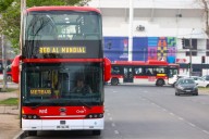 Bus eléctrico de dos pisos choca con árbol en Lastarria pocas horas después de su estreno