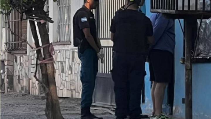 Múltiples allanamientos en dos inquilinatos de Neuquén: dos detenidos y un auto secuestrado