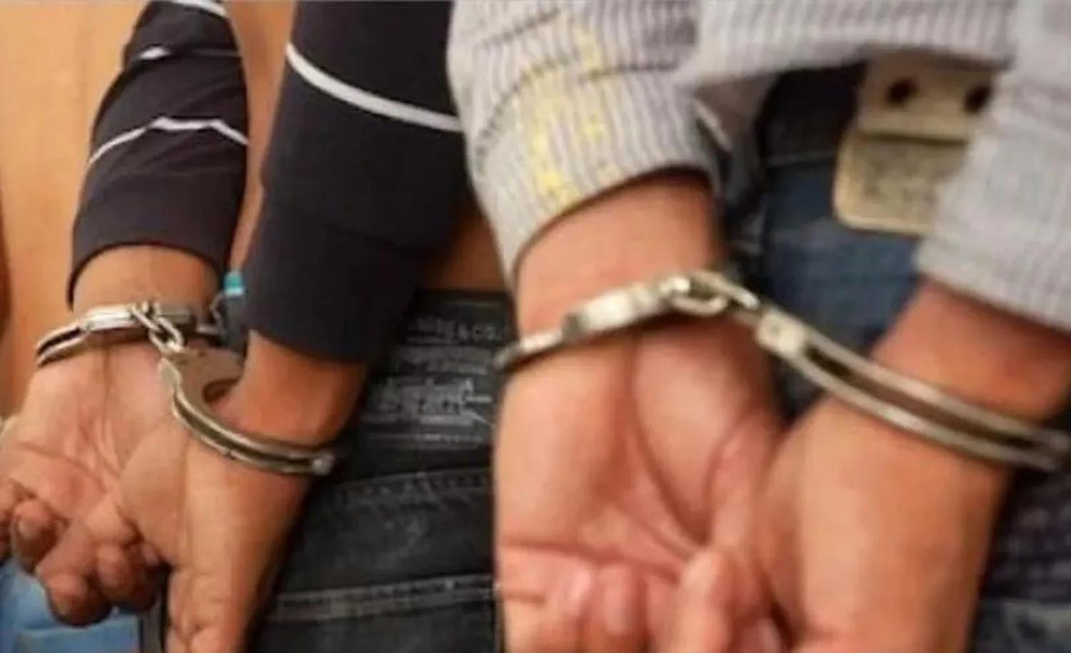 Dos hombres fueron detenidos con 90 dosis de droga, un arma de fuego, cartuchos y dinero en efectivo