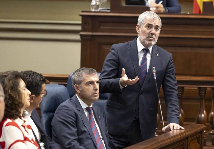 El Pleno del Parlamento, en directo: Clavijo responde a cuestiones sobre vivienda y los compromisos del Estado