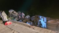 Camión con rollizos despistó y cayó parcialmente de un puente cerca de Cote Lai