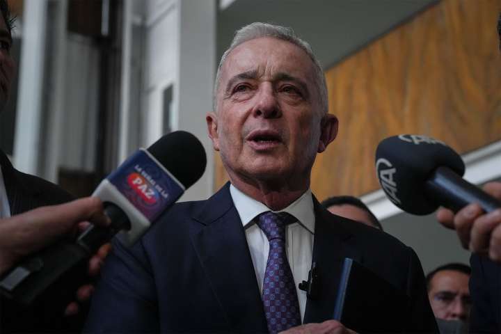 Álvaro Uribe: Corte de apelaciones revoca condena por soborno y manipulación de testigos
