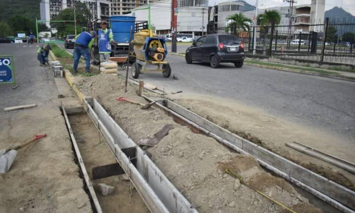 Vialsandi restaura brocales en avenida principal de Los Jarales