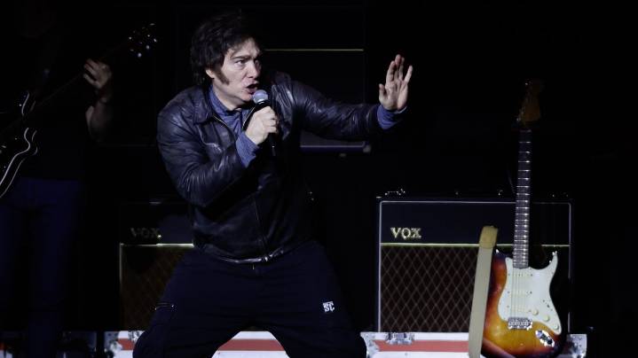 Milei da un concierto de rock en medio de una tormenta política en Argentina