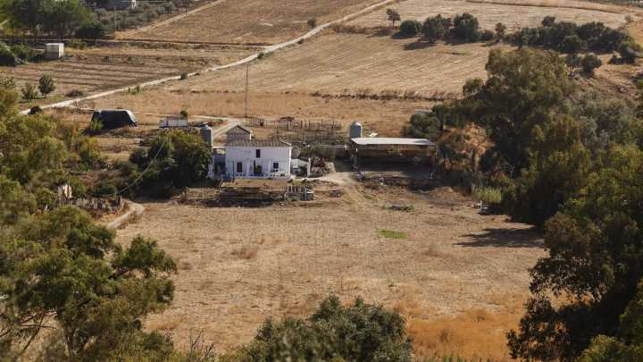 Hallan los cadáveres de una pareja en una precaria vivienda de Coín (Málaga)
