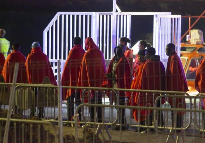 Desembarcan en Arrecife a 112 personas, dos de ellas menores, de dos neumáticas