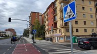La DGT aclara lo que significa la nueva señal S-46 que crea polémica: ¿quién tiene prioridad en el cruce?