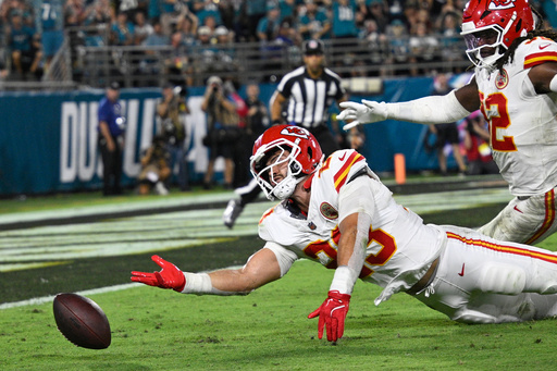 Problemas de Chiefs con infracciones continúan en derrota ante Jaguars
