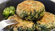 Cómo hacer buñuelos de espinaca esponjosos y crujientes: la receta casera, sabrosa y sin fritura