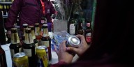 Cervezas vencidas y con hongos fueron decomisadas en el norte de Bogotá: sellaron bares que las pretendían comercializar