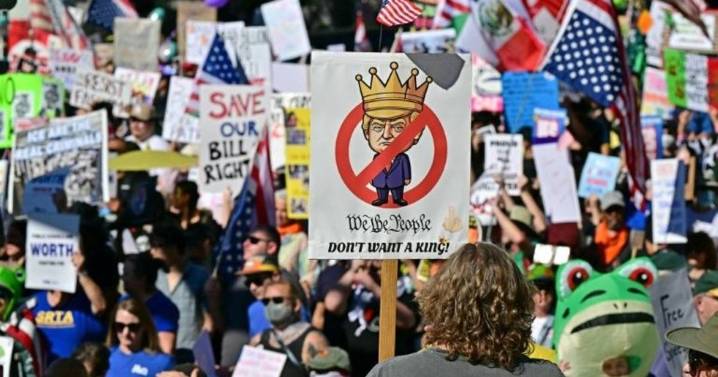 Multitudinarias protestas contra Trump en todo EE.UU