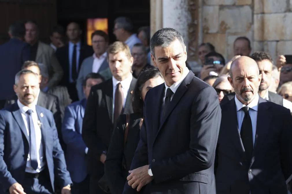Pedro Sánchez y cinco ministros, en el funeral de Fernández Vara: "Representó Extremadura, democracia y socialismo"