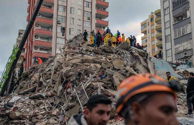 Varios edificios destruidos por sismo que causó 26 heridos leves en Turquía