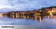Marisco, leyendas y calles empedradas en el pueblo de Galicia que conserva 30 hórreos frente al mar