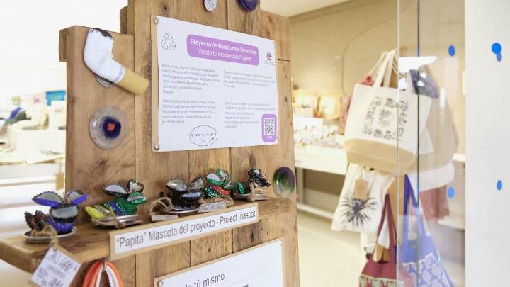 Centros Turísticos, residuos y reinserción: internos de la cárcel de Tahiche convierten la basura en archivadores y bisutería