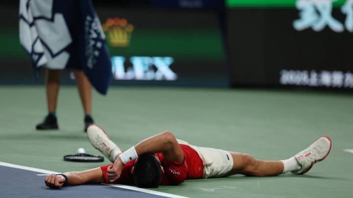La impactante imagen de Djokovic en Shanghái: tumbado y extenuado sobre la pista tras perder el segundo set ante Munar