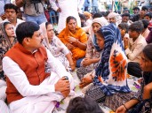 MP CM meets victims’ families of Khandwa tractor