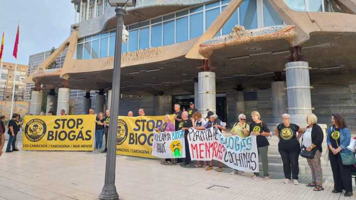 La plataforma Stop Biogás y vecinos de Cartagena protestan en la Asamblea por la planta de Los Camachos
