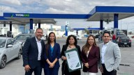 Recibe TotalGas distintivo de parte de la CEDH