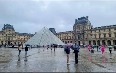 En París: roban joyas del Museo del Louvre en un golpe de sólo 7 minutos