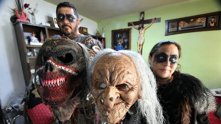 Luis Ángel y Krystal mantiene tradición de disfraces en la Plaza del Comercio