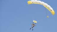 Muere un instructor de paracaidismo en EE UU tras quedar enganchado al avión durante un salto en tándem