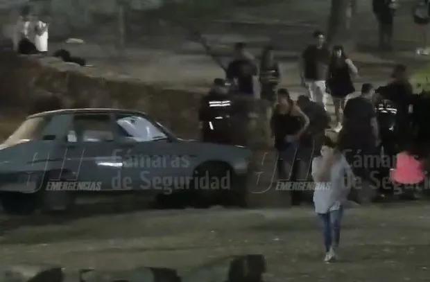¡Despistado total! Dejó su auto sin freno de mano en el monumento a Güemes y chocó