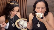 'Pica, ¡pero me ha encantado!': Rosalía se vuelve viral tras probar la comida mexicana