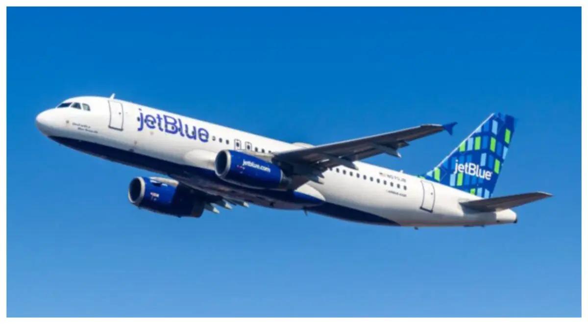 Vuelo de JetBlue procedente de Cancún aterriza de emergencia en Florida; pasajeros resultaron lesionados
